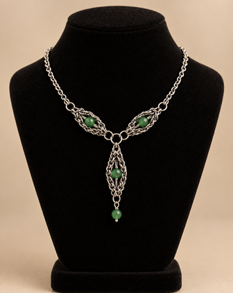 Handgemaakte ketting met groene jade kralen – chainmaille design