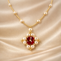 Pearl & Ruby Blossom – Goudkleurige Ketting met Parel en Ruby Accenten
