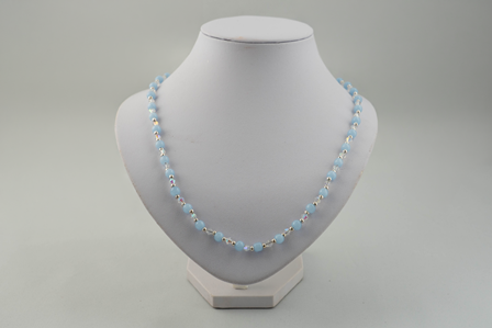 Blue Crystal Beadwork – Handgemaakte Ketting met Lichtblauwe Glaskralen